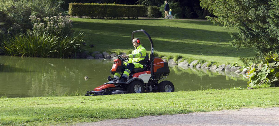 BUY THE BEST RIDE-ON: Commercial Ride-on Mower Buyer’s Guide