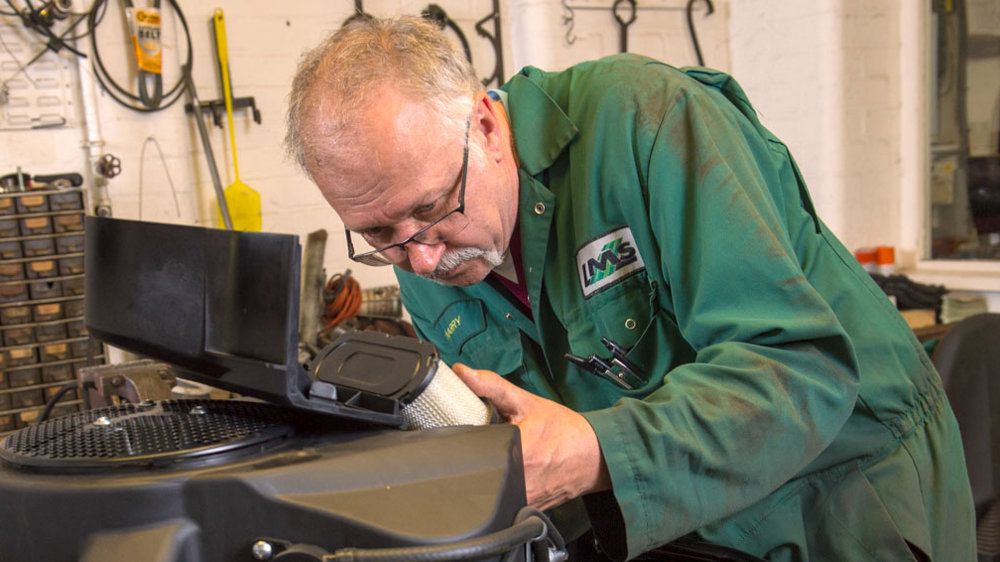 Preparativos antes de almacenar sus máquinas con motor Kawasaki durante el invierno