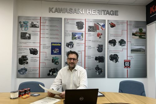 El director técnico y de piezas de Kawasaki Engines, Jon Couling, habla de la red de asistencia que les permite a los paisajistas trabajar todo el año