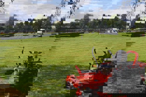 Warum sich ein Aufsitzmäher mit Kawasaki-Motor für Ihre Firma lohnt